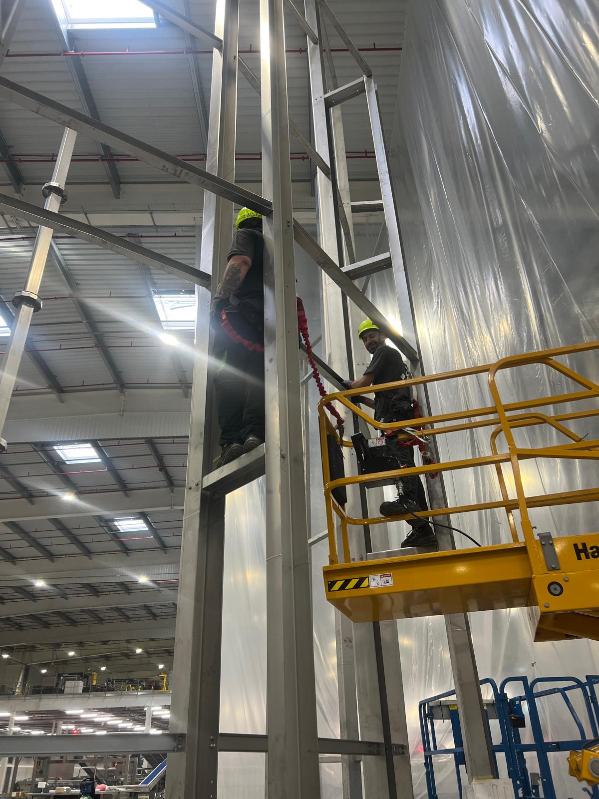Técnico realizando soldadura industrial
